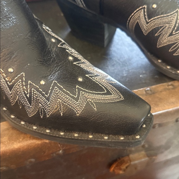 Ariat Black Leather Western Boots with Silver Embroidery - Picture 3 of 10